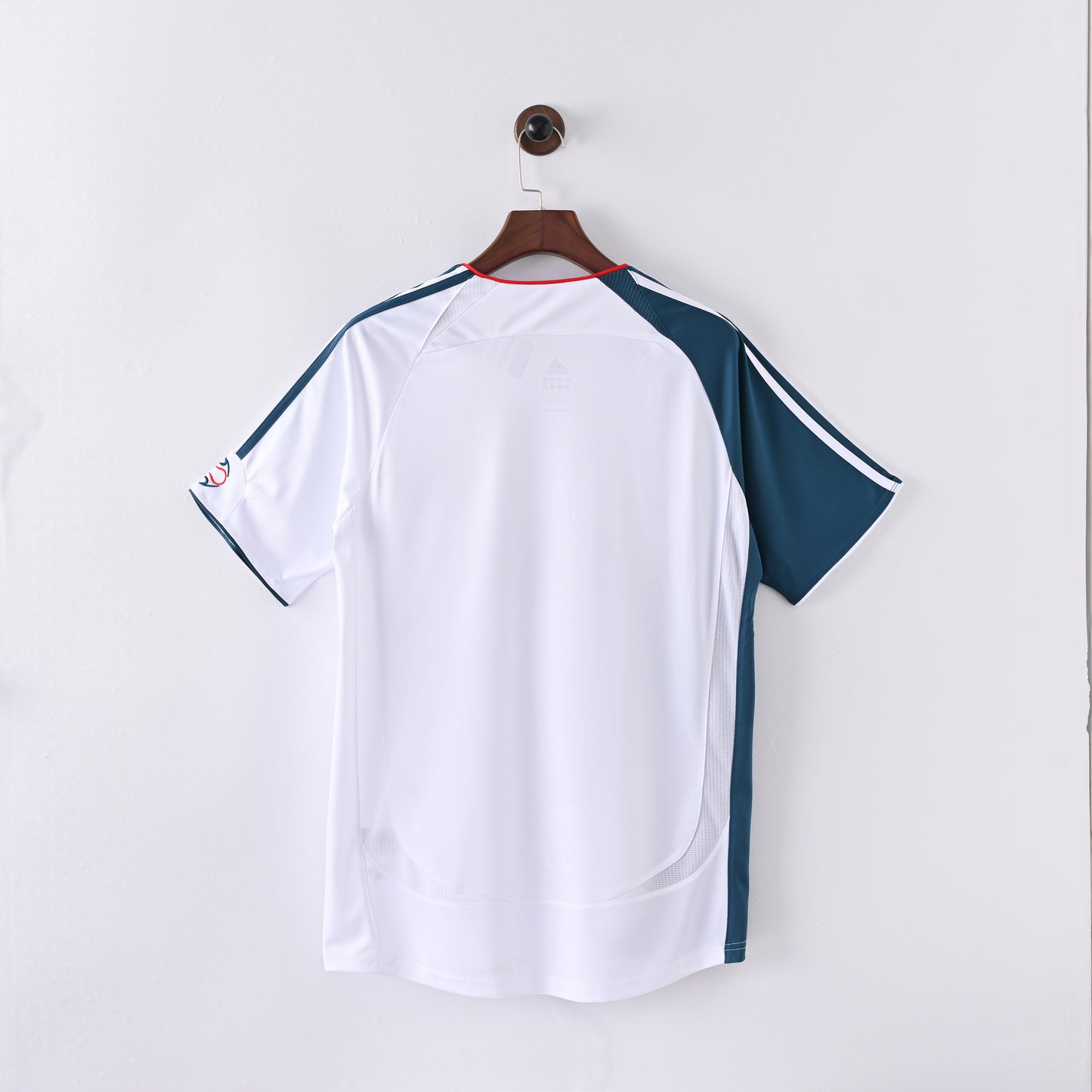 Retro Liverpool FC 2006/07 Jersey