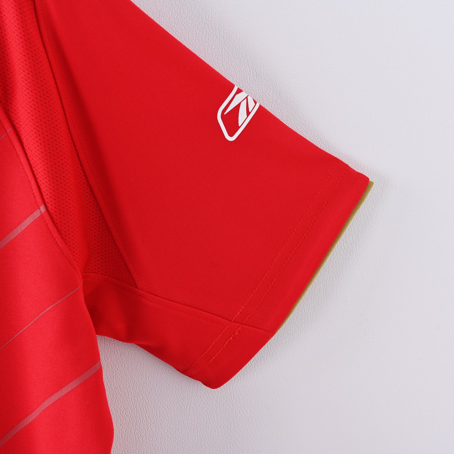 Retro Liverpool FC 2005/06 Jersey