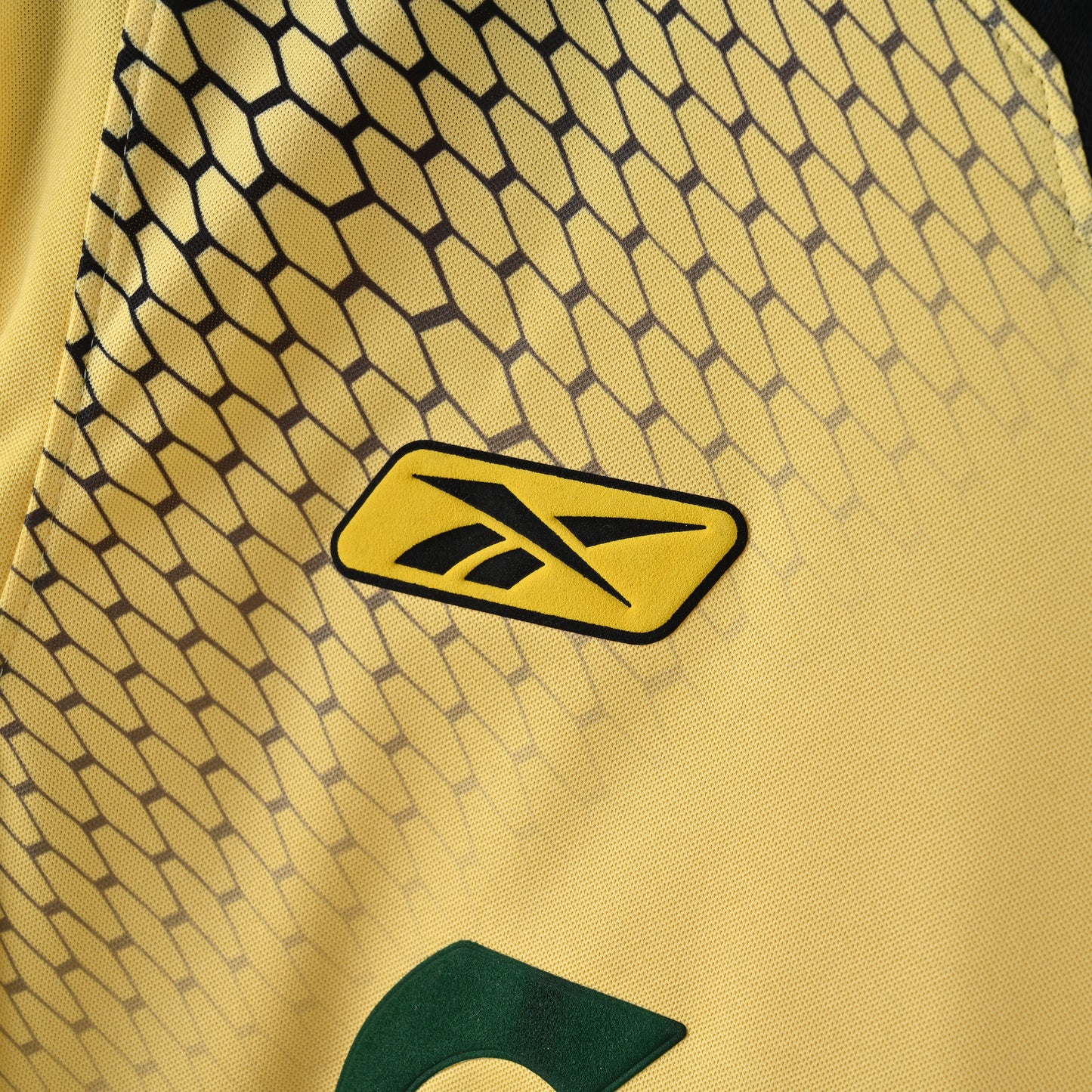 Retro Liverpool FC 2004/05 Jersey