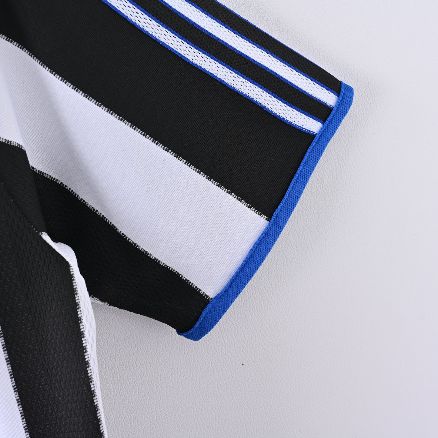 Retro Newcastle United 1999/00 Jersey