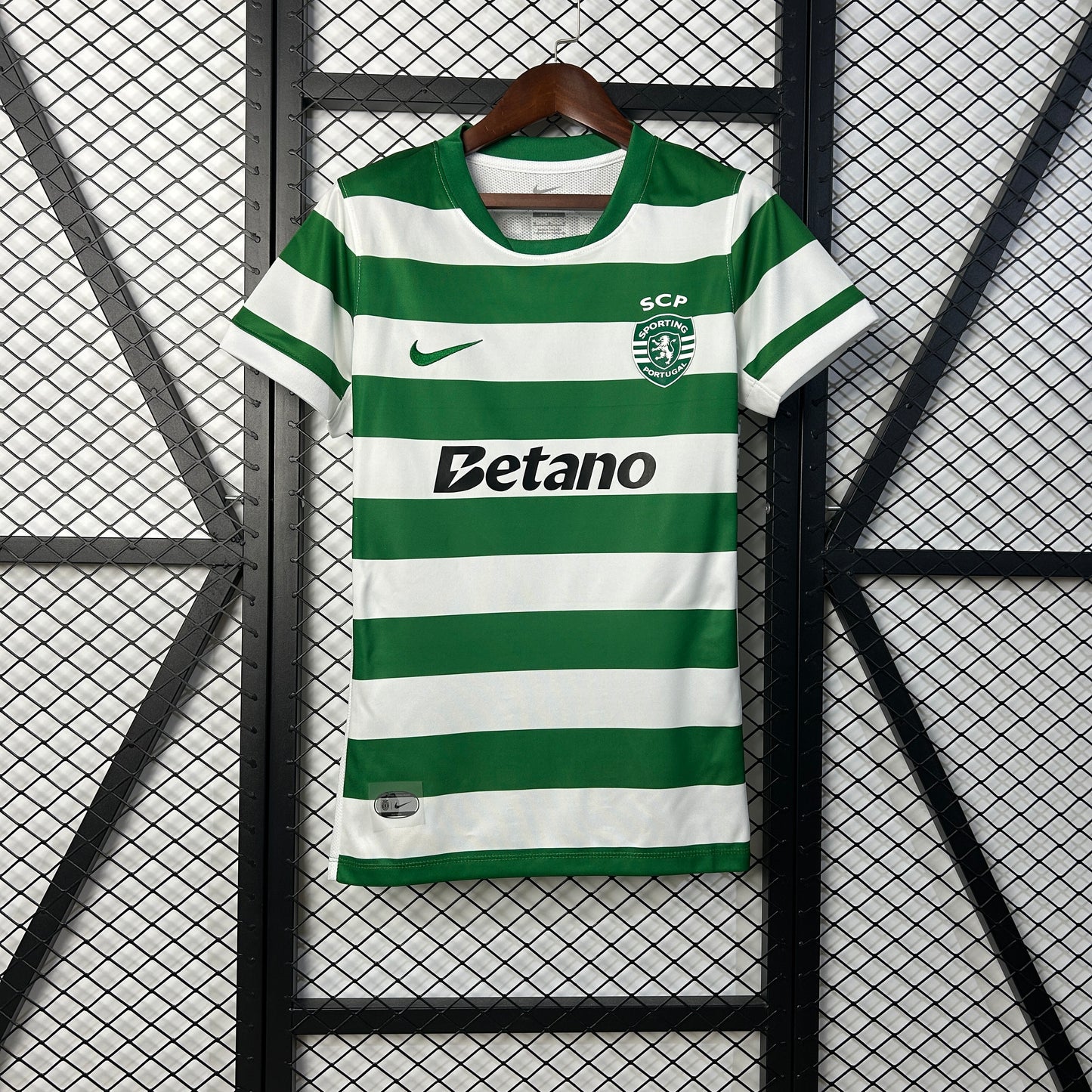Woman Sporting CP 25/26 Home Jersey