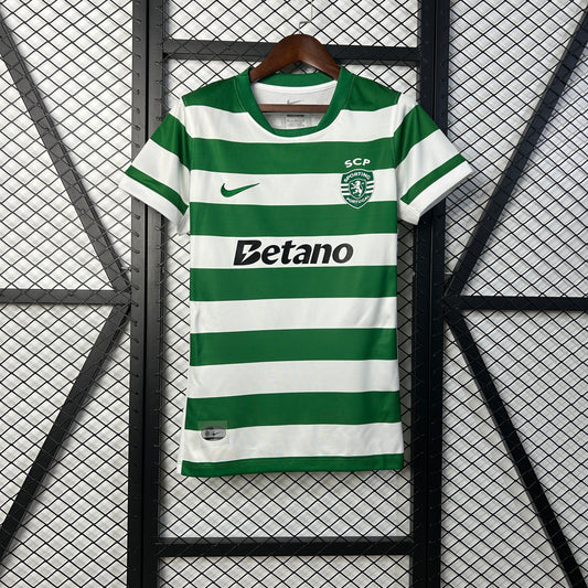 Woman Sporting CP 25/26 Home Jersey
