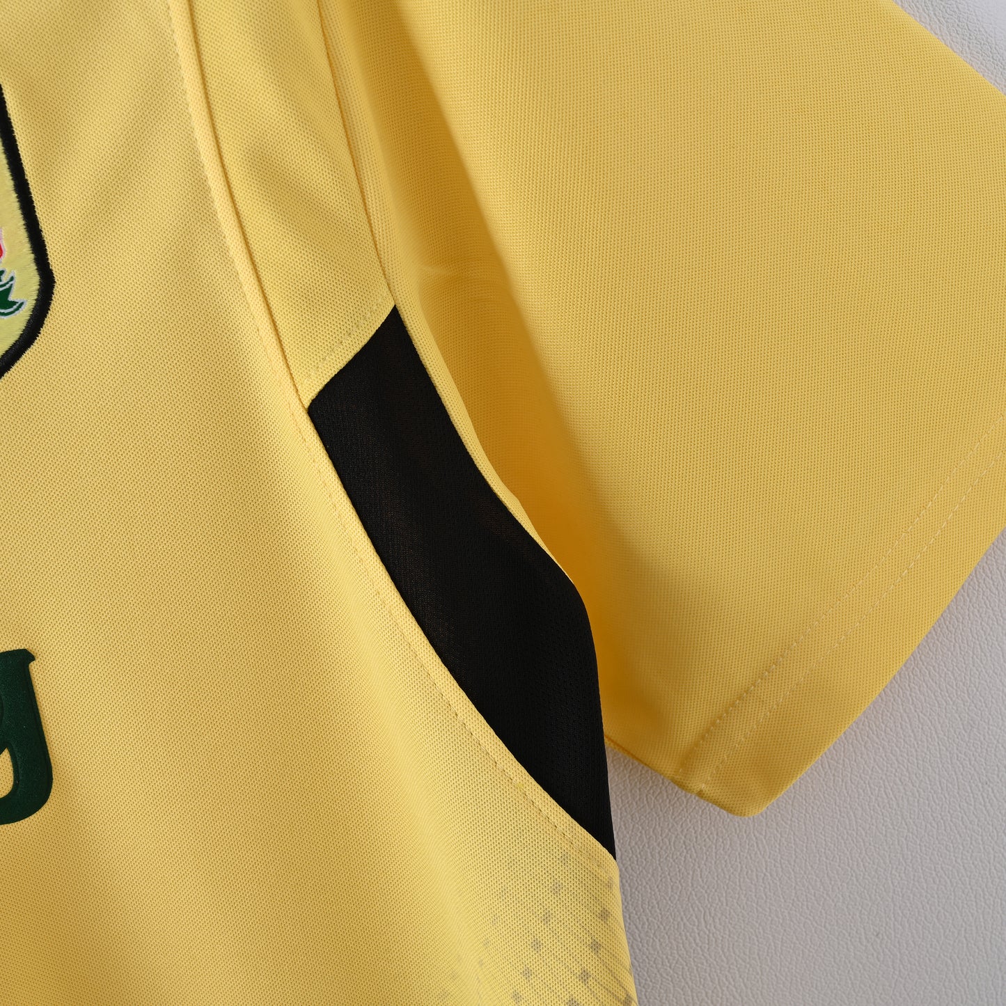 Retro Liverpool FC 2004/05 Jersey