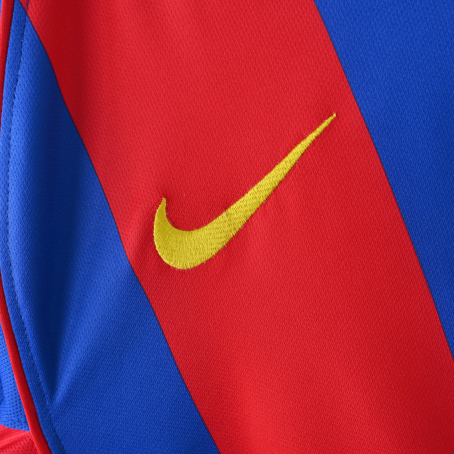 Retro Barcelona 2004/05 Jersey