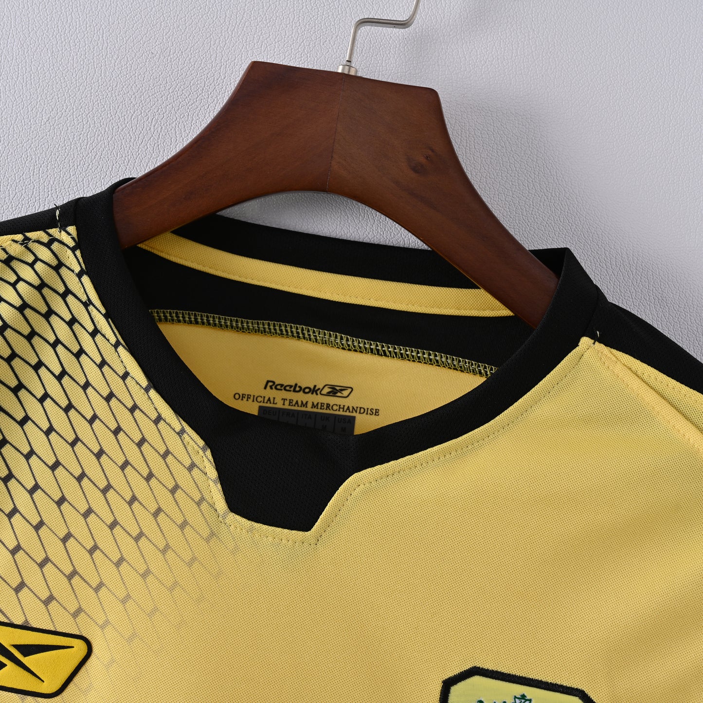 Retro Liverpool FC 2004/05 Jersey