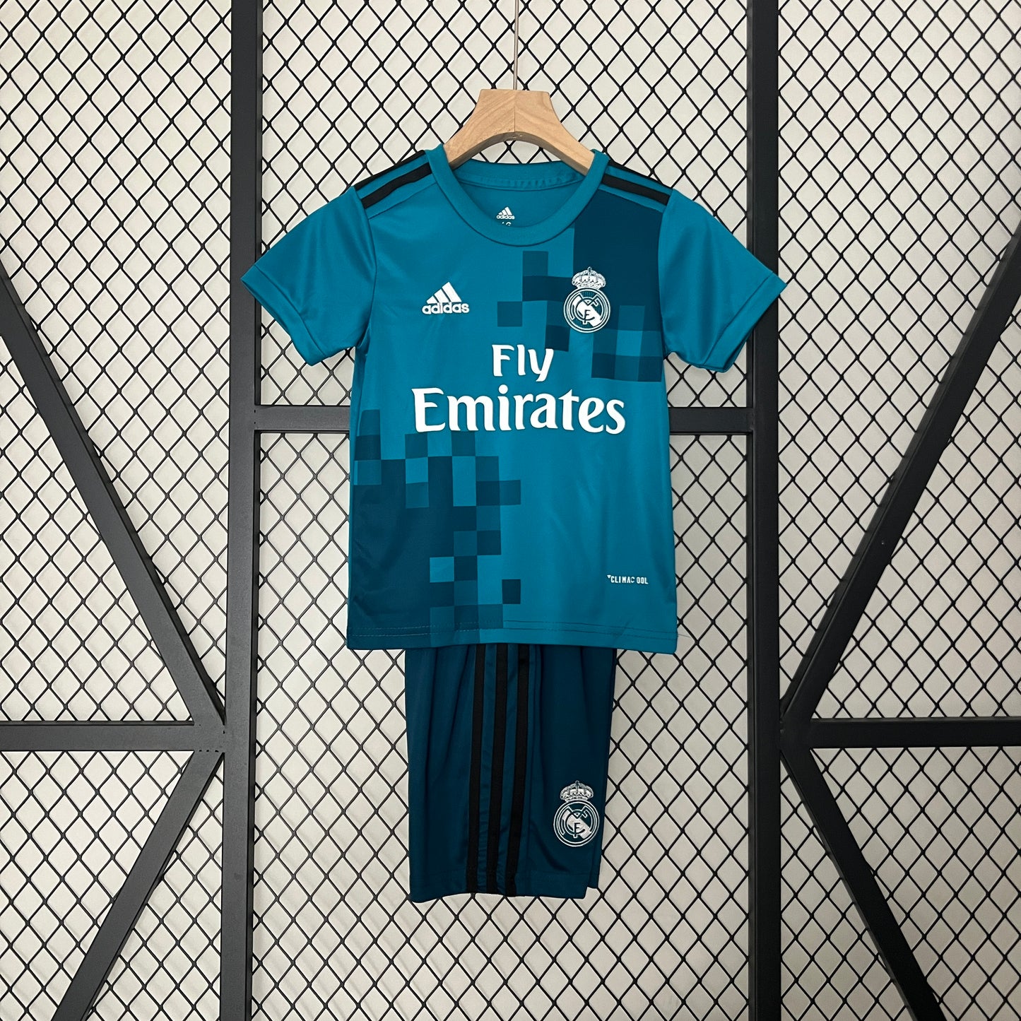 Kids Retro Real Madrid 17/18 Third Jersey