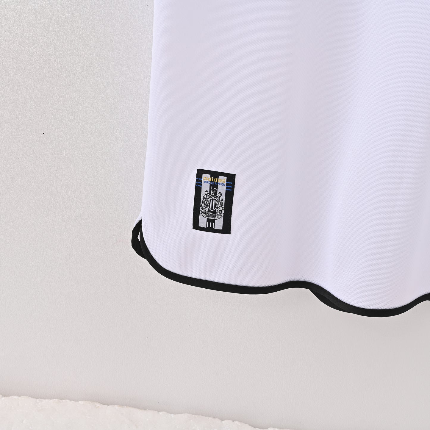 Retro Newcastle United 1999/00 Jersey